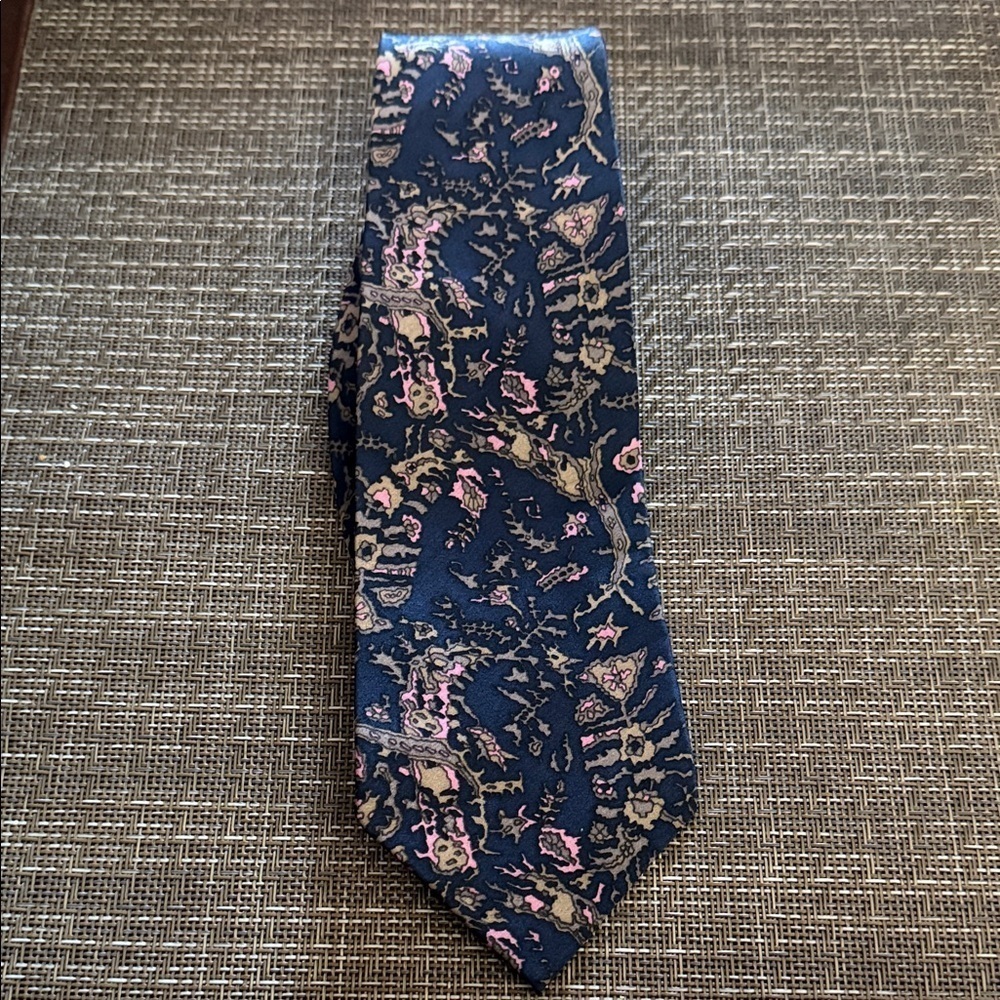 Regency 100% silk Floral Men's Tie. Like New!